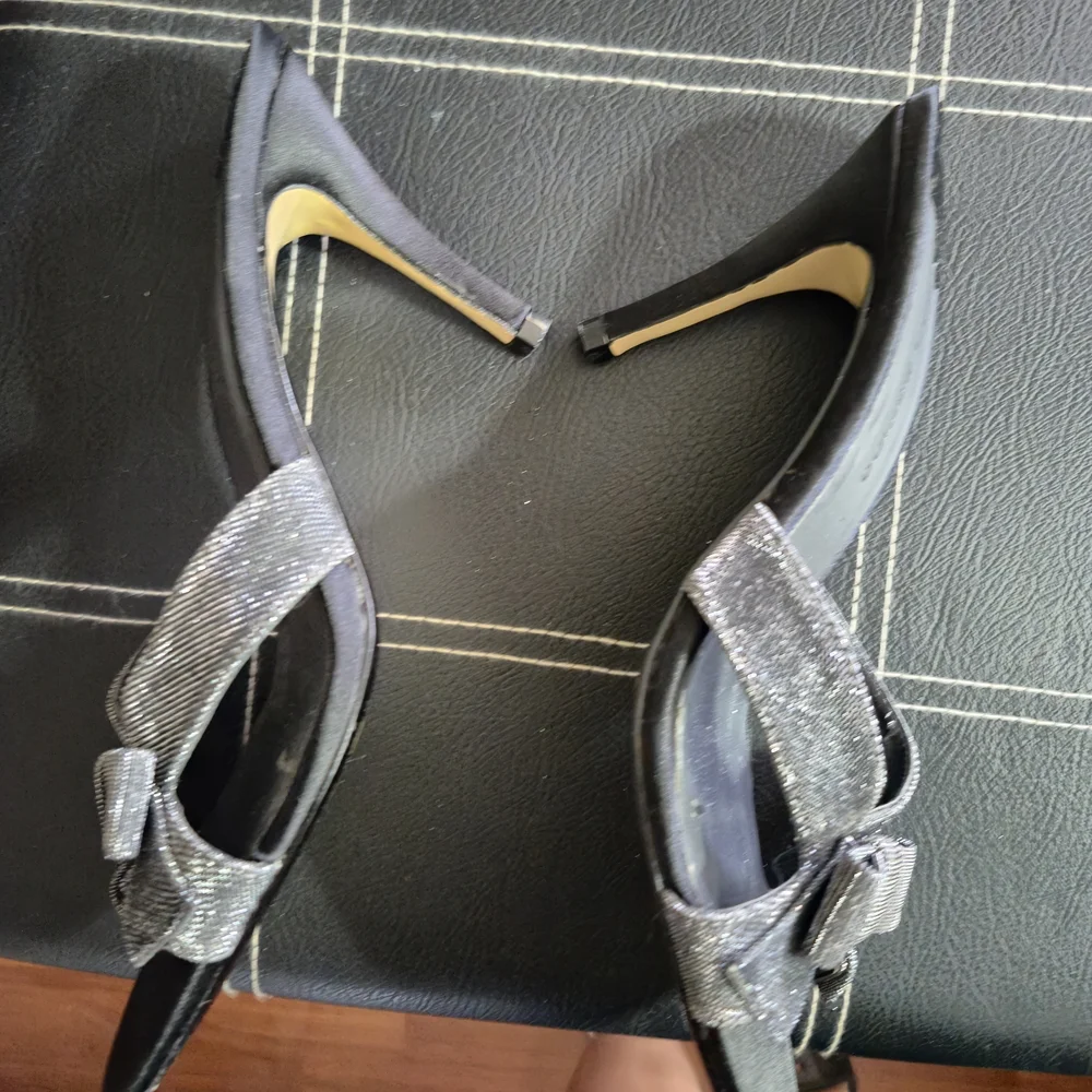 Ann Marino Silver Metallic Bow Slip-On Heels - Picture 2 of 7